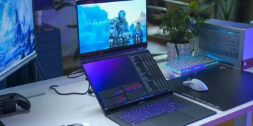 Ігровий ноутбук з двома OLED-дисплеями відкритий