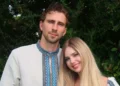 Капітан збірної тримає прапор на полі
