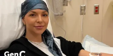 Лікар оглядає збільшені лімфовузли пацієнтки