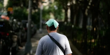Людина страждає від сильної спеки на вулиці