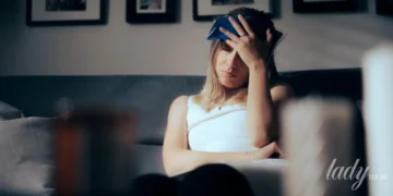 Людина тримається за голову від болю