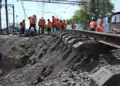 Локомотив Укрзалізниці на коліях під час ремонту