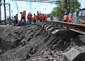 Локомотив Укрзалізниці на коліях під час ремонту