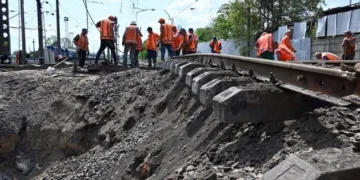 Локомотив Укрзалізниці на коліях під час ремонту