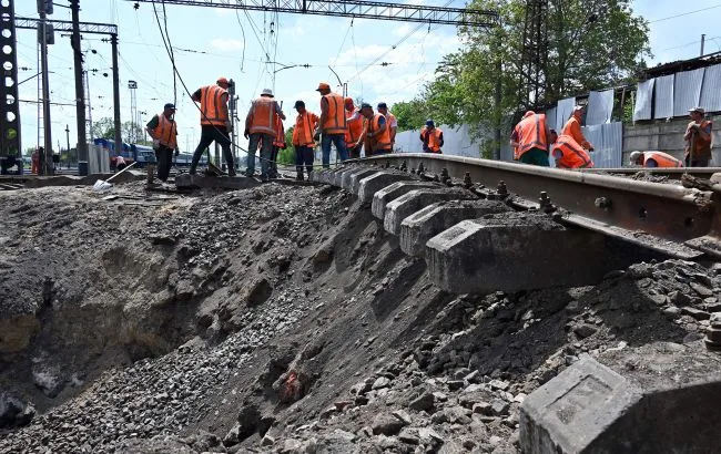 Локомотив Укрзалізниці на коліях під час ремонту