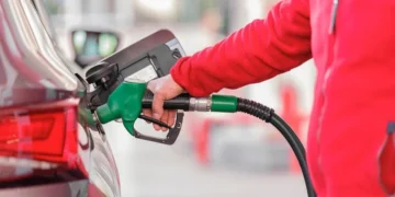 Механік перевіряє двигун автомобіля на СТО