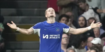 Михайло Мудрик у формі Челсі на полі