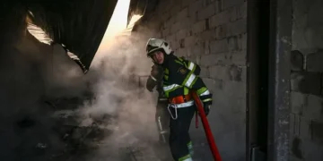 Наслідки ракетного удару по складському комплексу