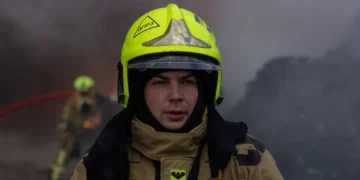 Наслідки ракетного удару в житловому кварталі міста