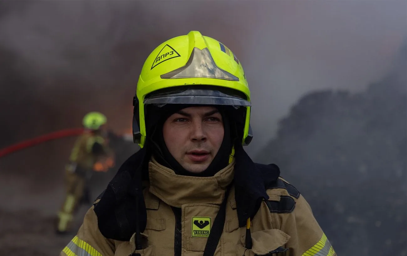 Наслідки ракетного удару в житловому кварталі міста