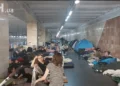 Натовп людей на платформі станції метро вночі