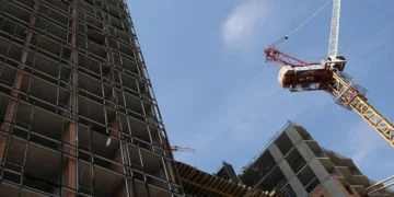 Недобудований житловий комплекс з зупиненим будівництвом