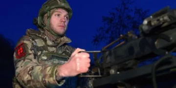 Нічне небо над Києвом під час тривоги