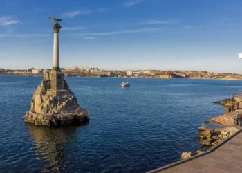 Нічне небо над окупованим Севастополем після атаки