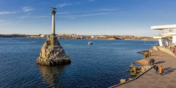 Нічне небо над окупованим Севастополем після атаки