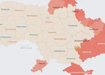 Нічне небо над українським містом під час тривоги