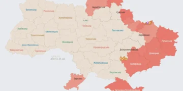 Нічне небо над українським містом під час тривоги