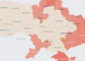 Нічне небо над українським містом під час тривоги