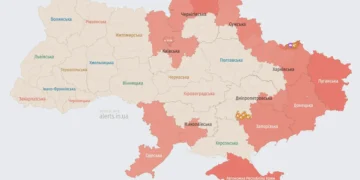 Нічне небо над українським містом під час тривоги