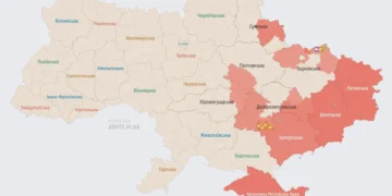Нічне небо під час повітряної тривоги в Україні