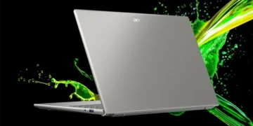 Ноутбук Acer з процесором Qualcomm на столі