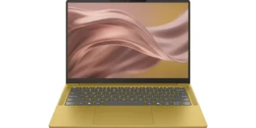 Ноутбук Lenovo з кольоровим корпусом на столі