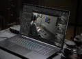 Ноутбук Razer Blade 18 з відкритою кришкою