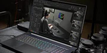 Ноутбук Razer Blade 18 з відкритою кришкою