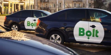 Пасажир сідає в салон автомобіля таксі