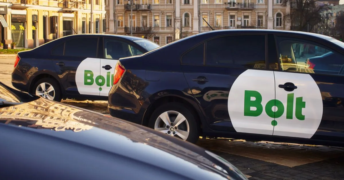 Пасажир сідає в салон автомобіля таксі