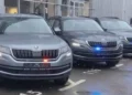 Патрульний автомобіль без розпізнавальних знаків на трасі