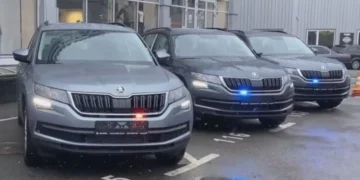 Патрульний автомобіль без розпізнавальних знаків на трасі