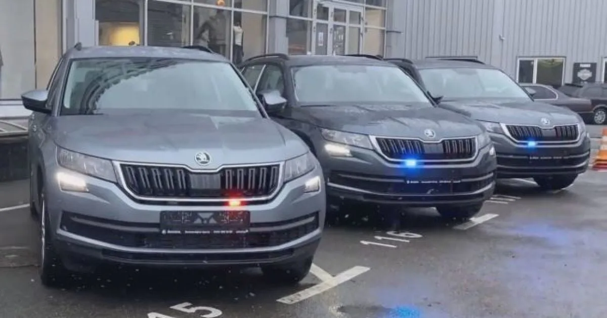 Патрульний автомобіль без розпізнавальних знаків на трасі