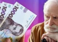 Пенсіонер перевіряє документи для Пенсійного фонду