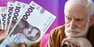 Пенсіонер перевіряє документи для Пенсійного фонду