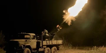 Піхотинець пересувається під прикриттям на передовій позиції