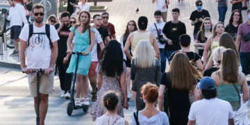 Пішохід переходить дорогу поза переходом