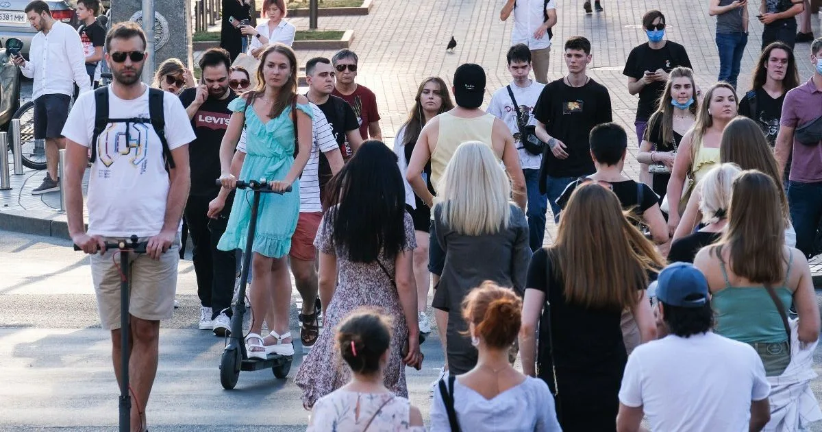 Пішохід переходить дорогу поза переходом