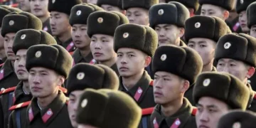 Північнокорейські військові на навчаннях з технікою