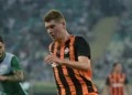 Півзахисник у формі донецького клубу під час матчу