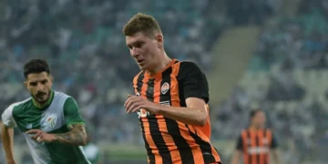 Півзахисник у формі донецького клубу під час матчу