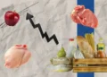 Полиці з продуктами першої потреби в супермаркеті