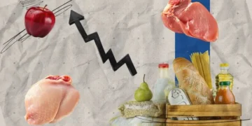 Полиці з продуктами першої потреби в супермаркеті