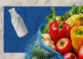 Полиця з яйцями у супермаркеті