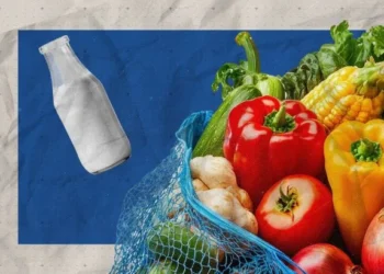 Полиця з яйцями у супермаркеті