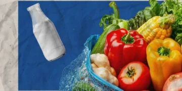 Полиця з яйцями у супермаркеті