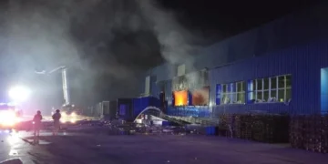 Порожні полиці супермаркету після ракетного удару