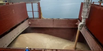 Портовий елеватор із зерном на причалі