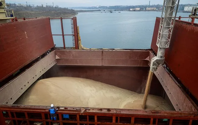 Портовий елеватор із зерном на причалі
