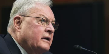 Портрет колишнього спецпредставника США з мапою бойових дій